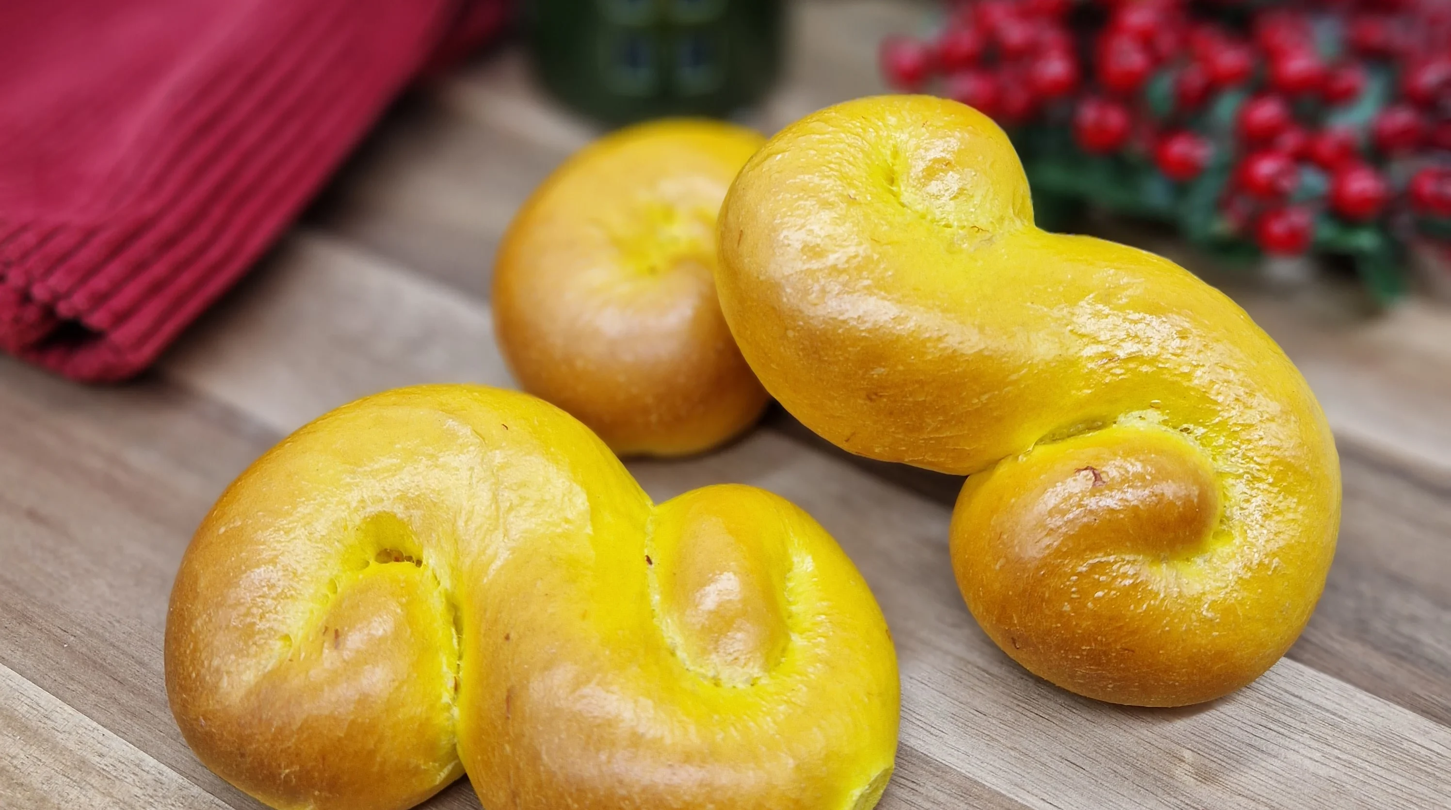 Citrontårta täck med färgade chokladspån ifärgerna rosa, orange, gul och vit. Tårtan är dekorerad med rosa marsipanros, gröna blad och maxi-logga.