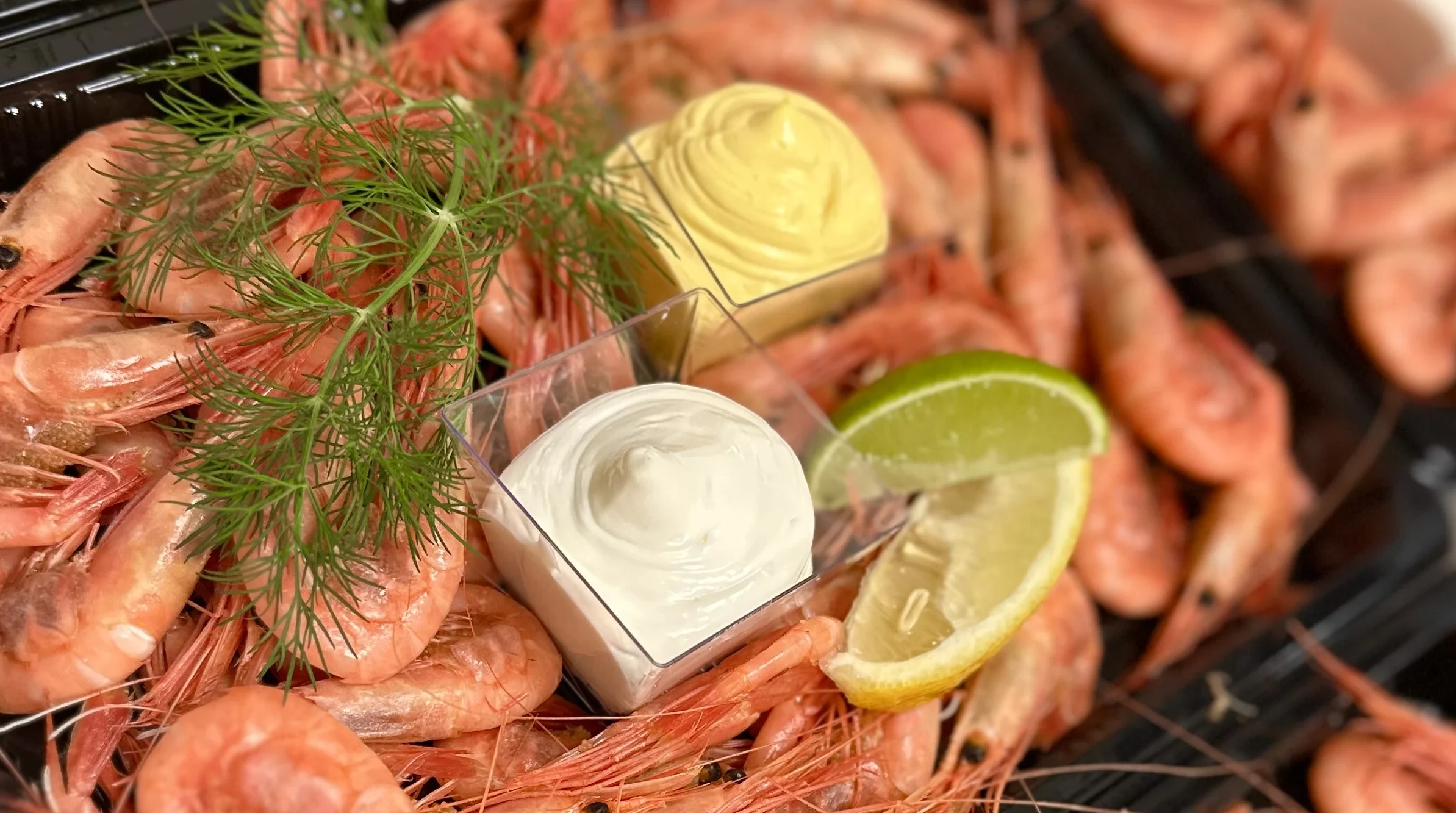 Bricka med räkor, två sorters aioli, lime och citron