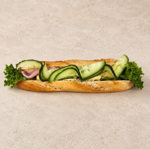 Baguette med ost, skinka, sallad och gurka.