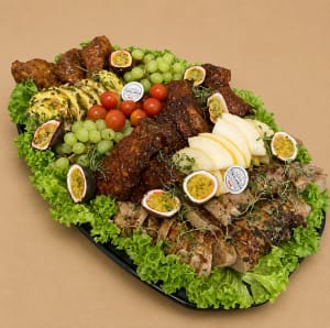 grillfat med olika tillbehör som fläskfile, revben