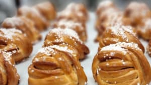 Kanelknutar bakade på äkta smör.