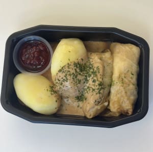Kåldolmar med potatism brunsås och lingonsylt
