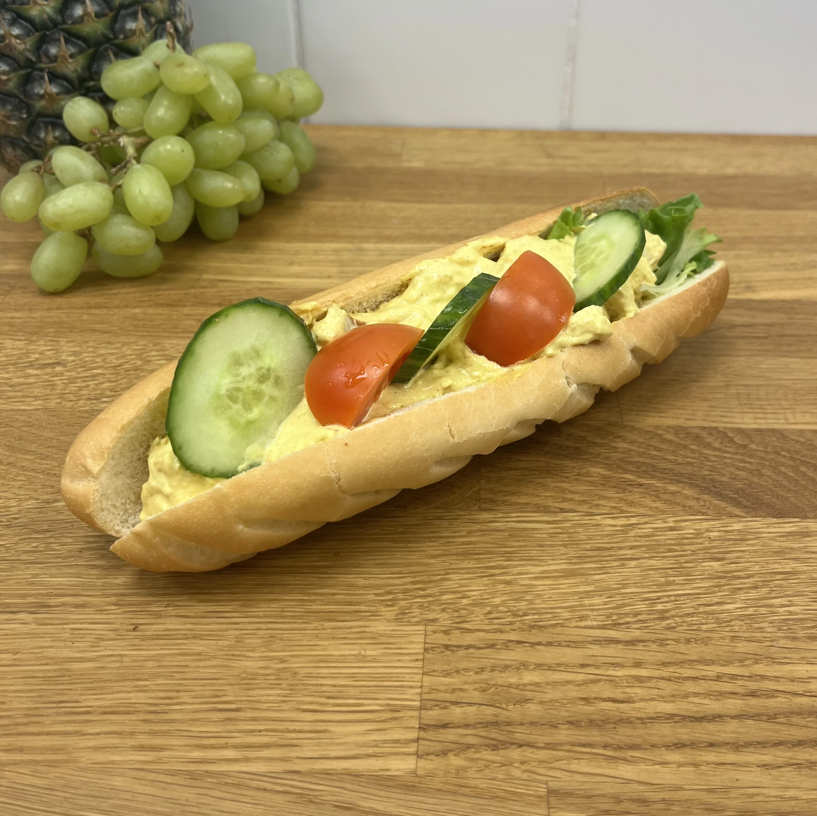 Tebaguette med kycklingröra, gurka och tomat