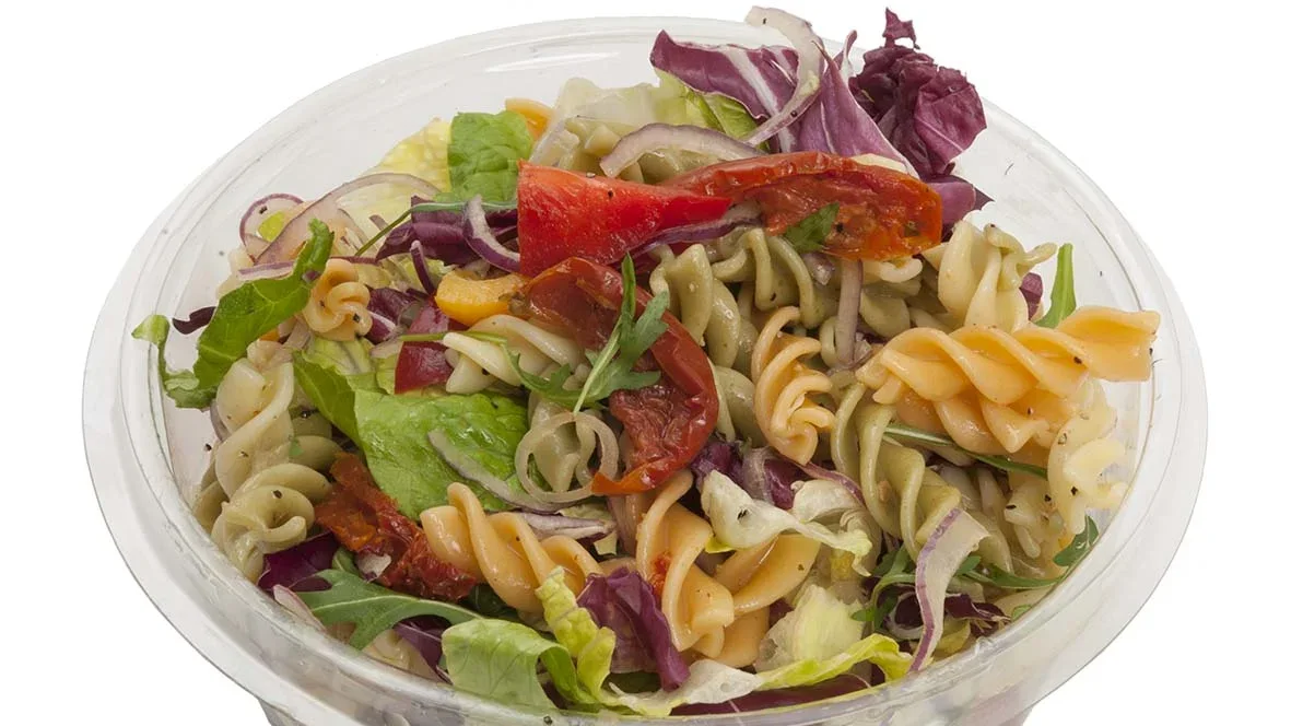 Pastasallad med blandad sallad, pomamore, rödlök och paprika.