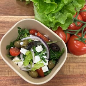 Klassisk grekisk sallad med fetaost, tomater, oliver, rödlök och olivolja. En portion 100g.