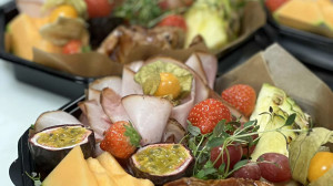 Exotiska fat med kallskuret & färsk frukt