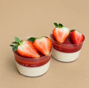 jordgubbs pannacotta med jordgubbar