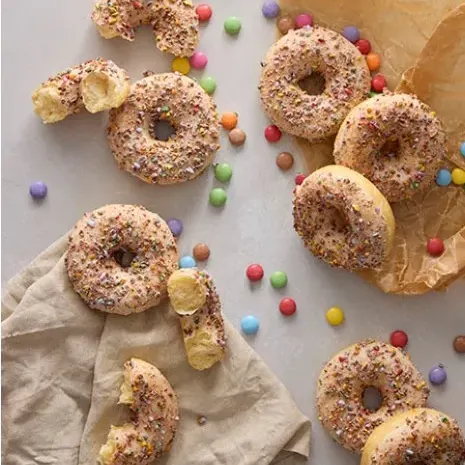 Donut med glasyr och smarties strössel.