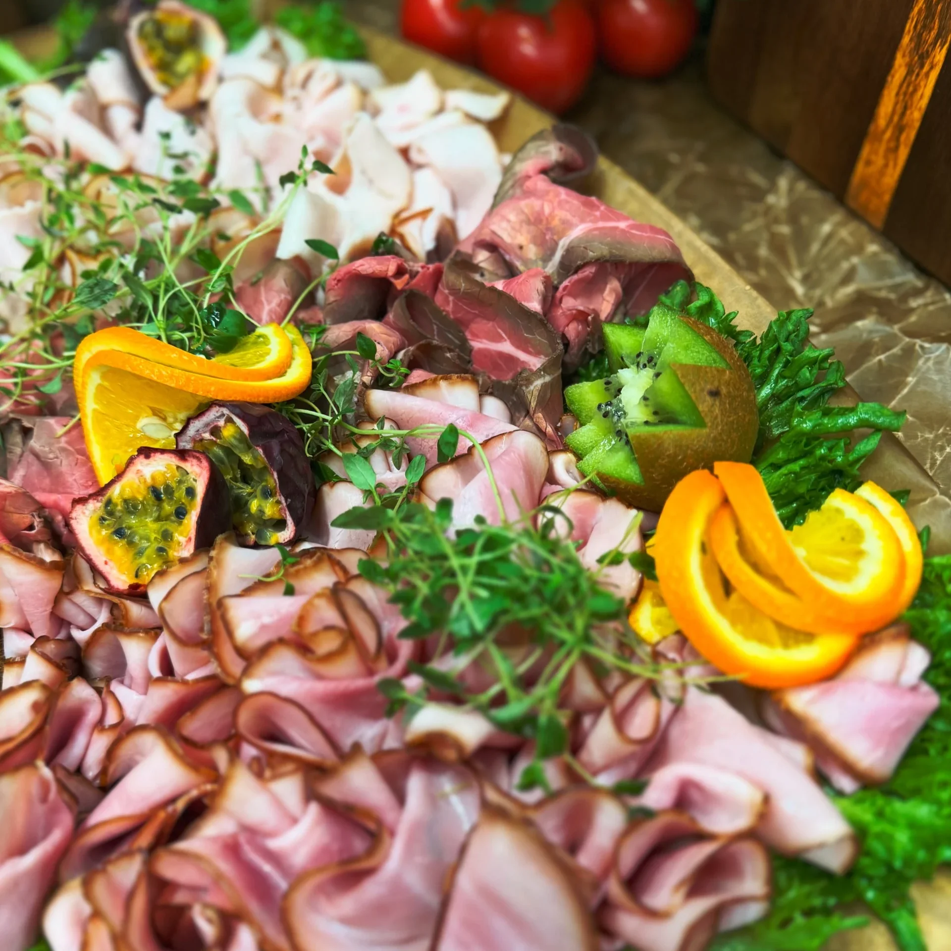 Uppläggningsfat med olika chark produkter och grönsaker