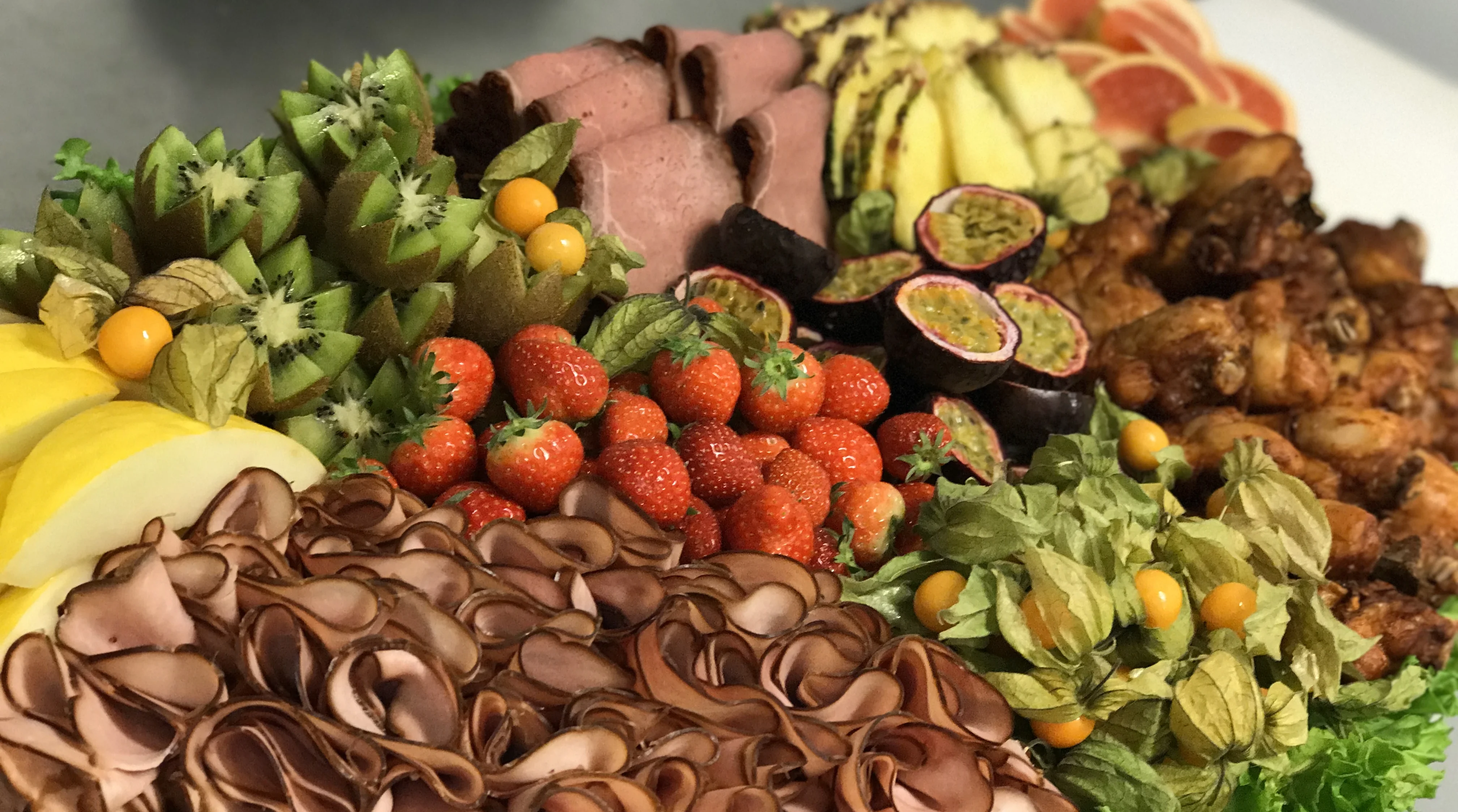 Exotisk planka med kallskuret och frukter
