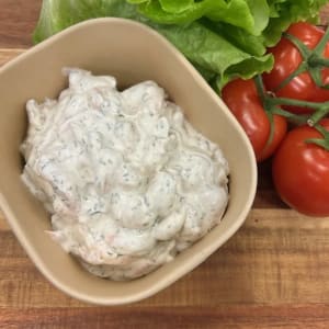 Vår egna räksallad med räkor, majonäs och dill. En portion 100g.