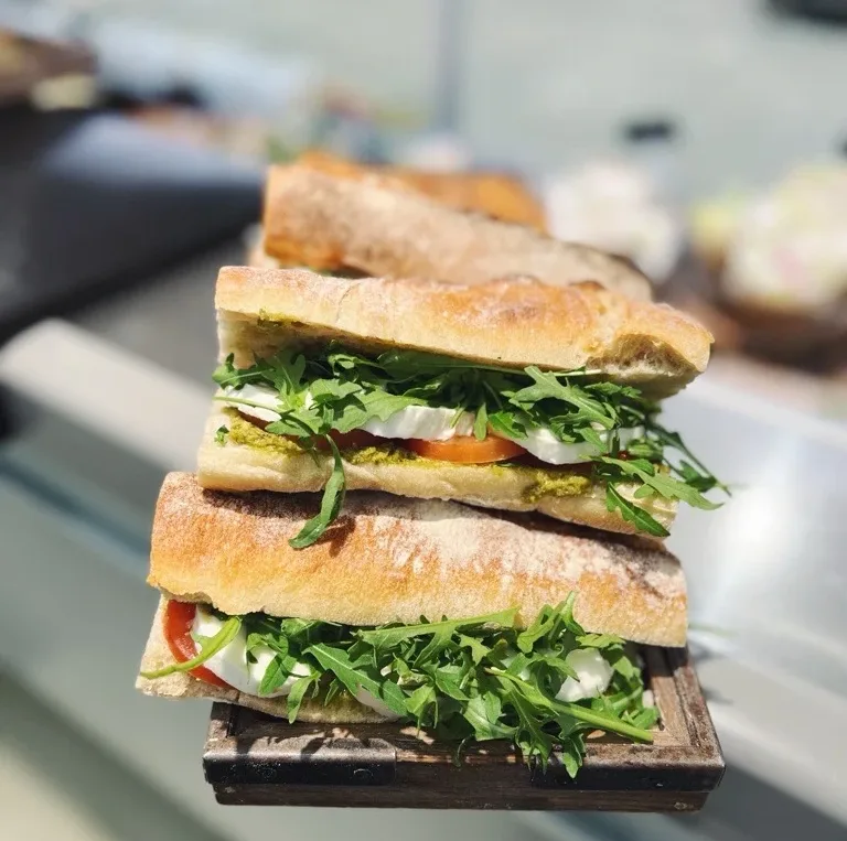 Surdegsbaguette tomat & mozzarella