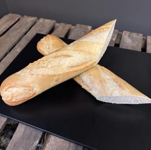 En klassisk vetebaguette dela på mitten