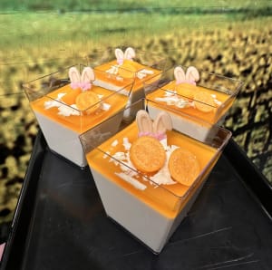 Vaniljpannacotta med passionsfruktsspegel dekorerad med kaninöron och physalis