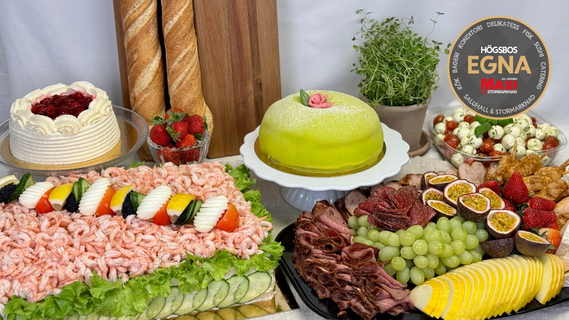 Uppdukad cateringbuffé med tårta, smörgåstårta och bufféfat
