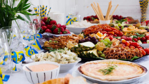 cateringsida med smörgåstårta, pastasallad, potatissallad samt tomat och mozzarella,tårtor