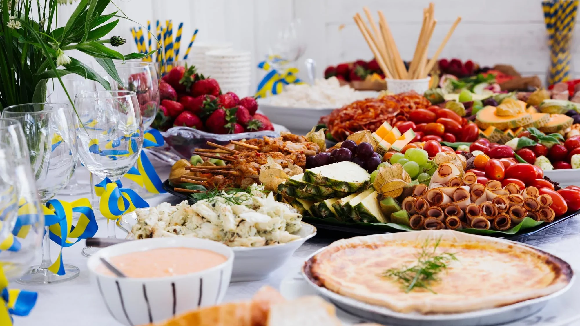 cateringsida med smörgåstårta, pastasallad, potatissallad samt tomat och mozzarella,tårtor
