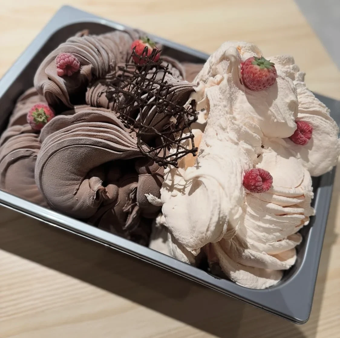 En Gelatotårta med maräng och jordgubbar
