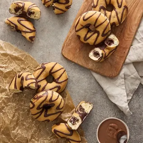 Randig donut med chokladfyllning