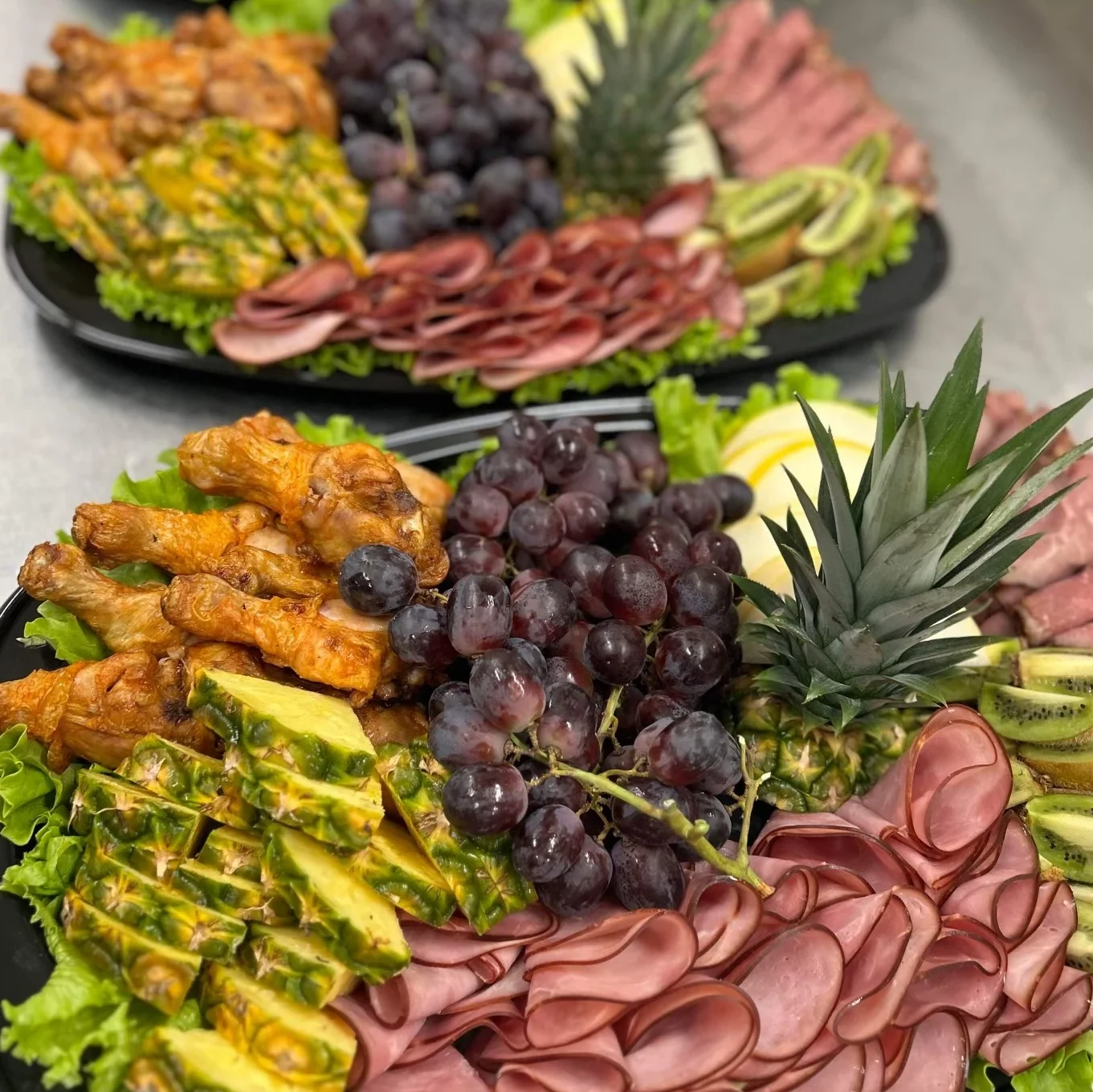 exotiskt fat med frukt och kallskuret