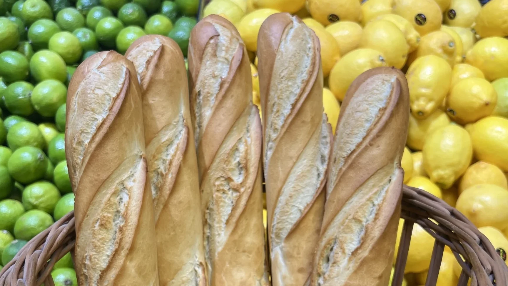 Stor nygräddad färsk vetebaguette