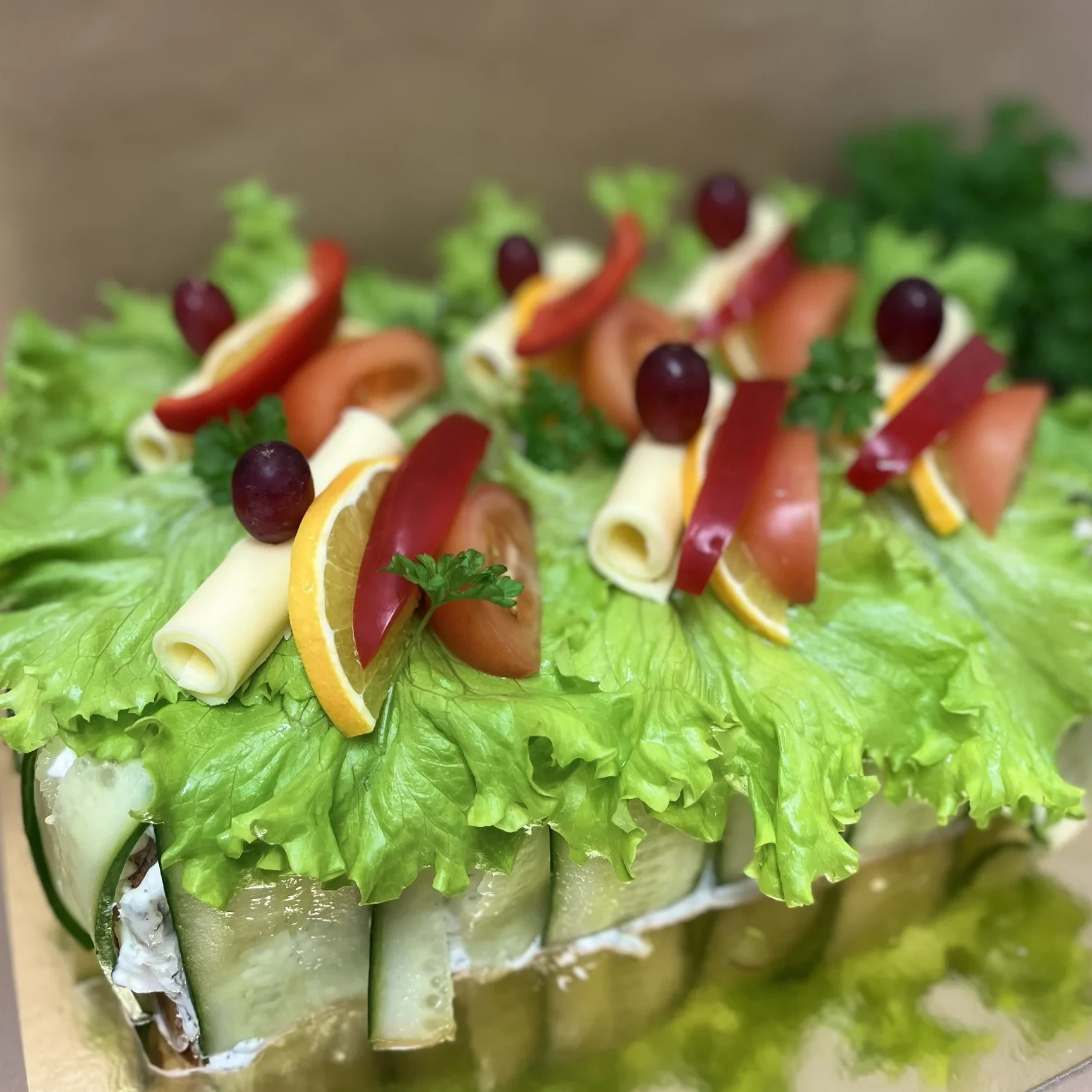 Vegetarisk tårta med ost och frukt/grönt