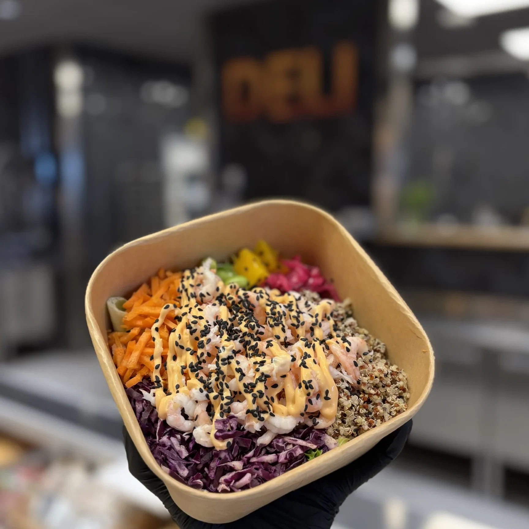 Poke bowl med räkor och goda sesamfrön