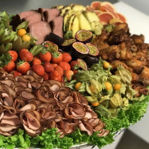 Exotisk planka med Källarrökt skinka, grillade kycklingben och Tornets Rostbiff