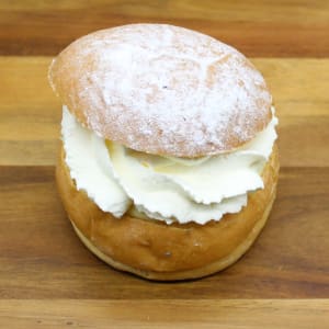 Bild på en semla med vispad grädde