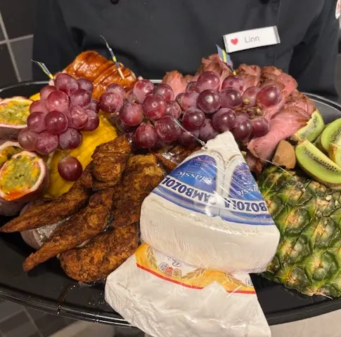 Planka med fläskfile, kycklingfile, rostbiff. 5sorters exotisk frukt och 2 sorters ostar.