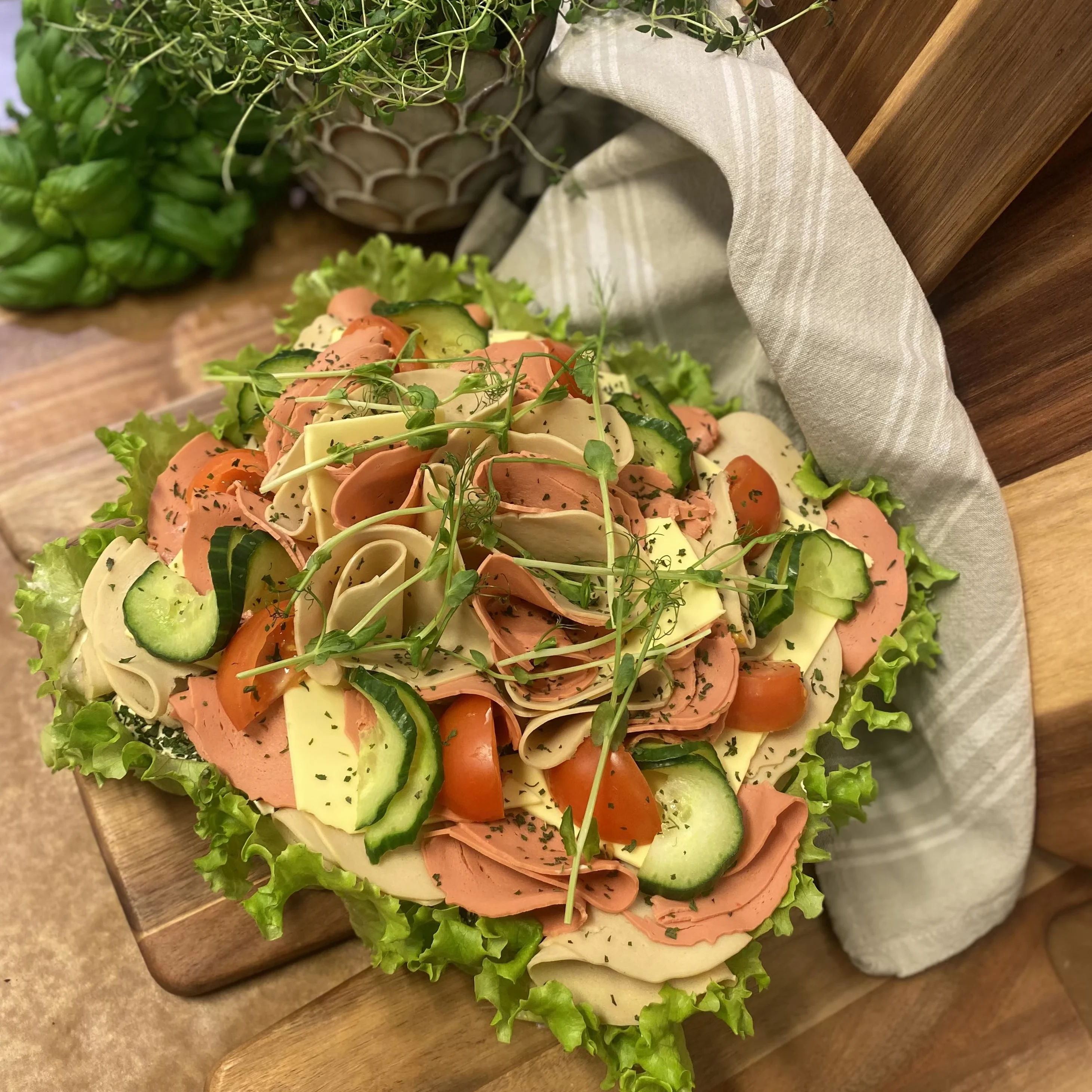 smörgåstårta med vegans chark och toppade med grönsaker
