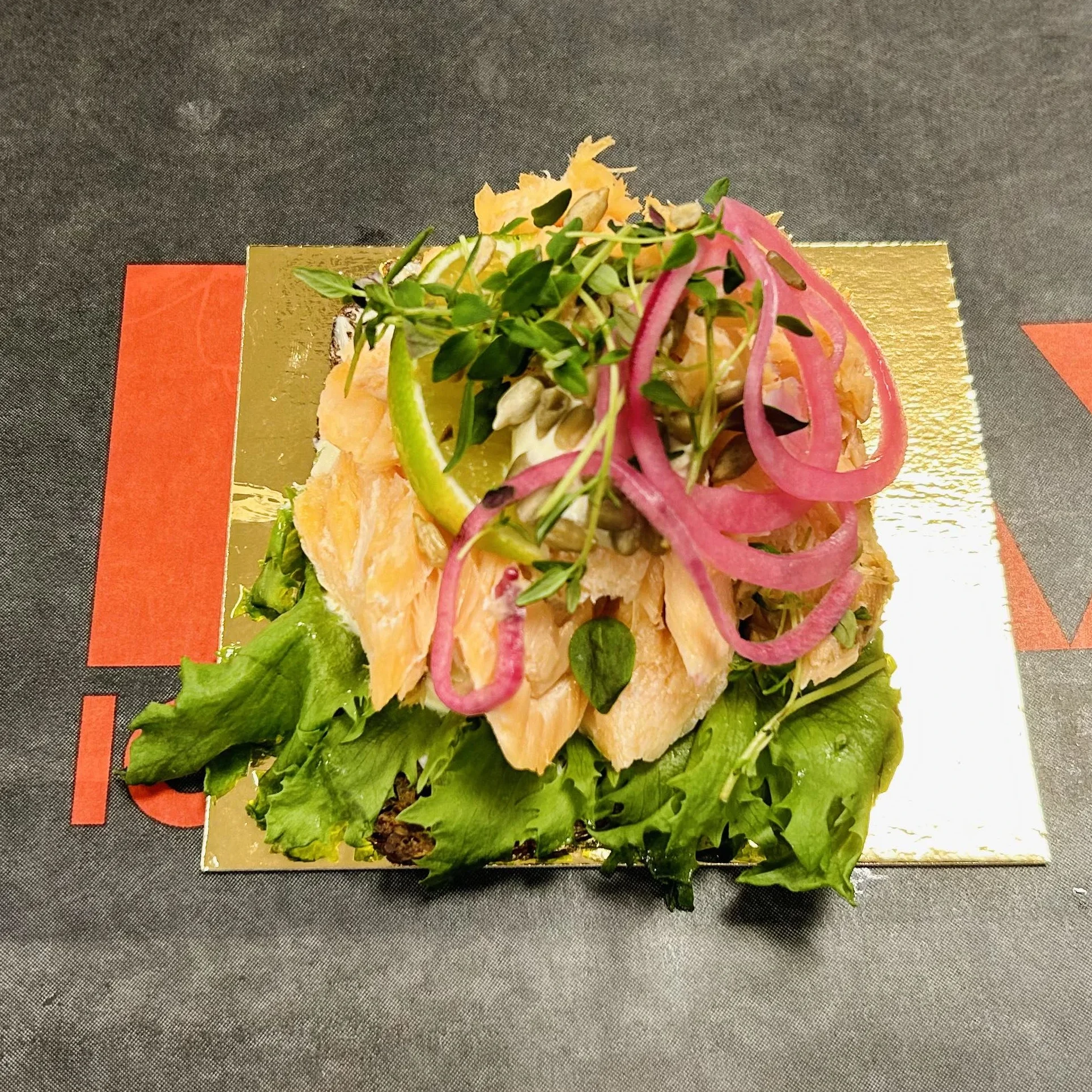 Smörrebröd med varmrökt lax på bageriets rågbröd.
