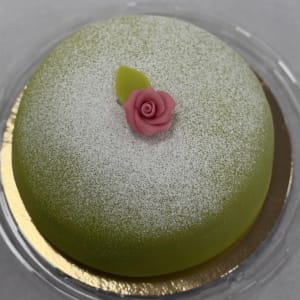 Bilden visar en grön prinsesstårta