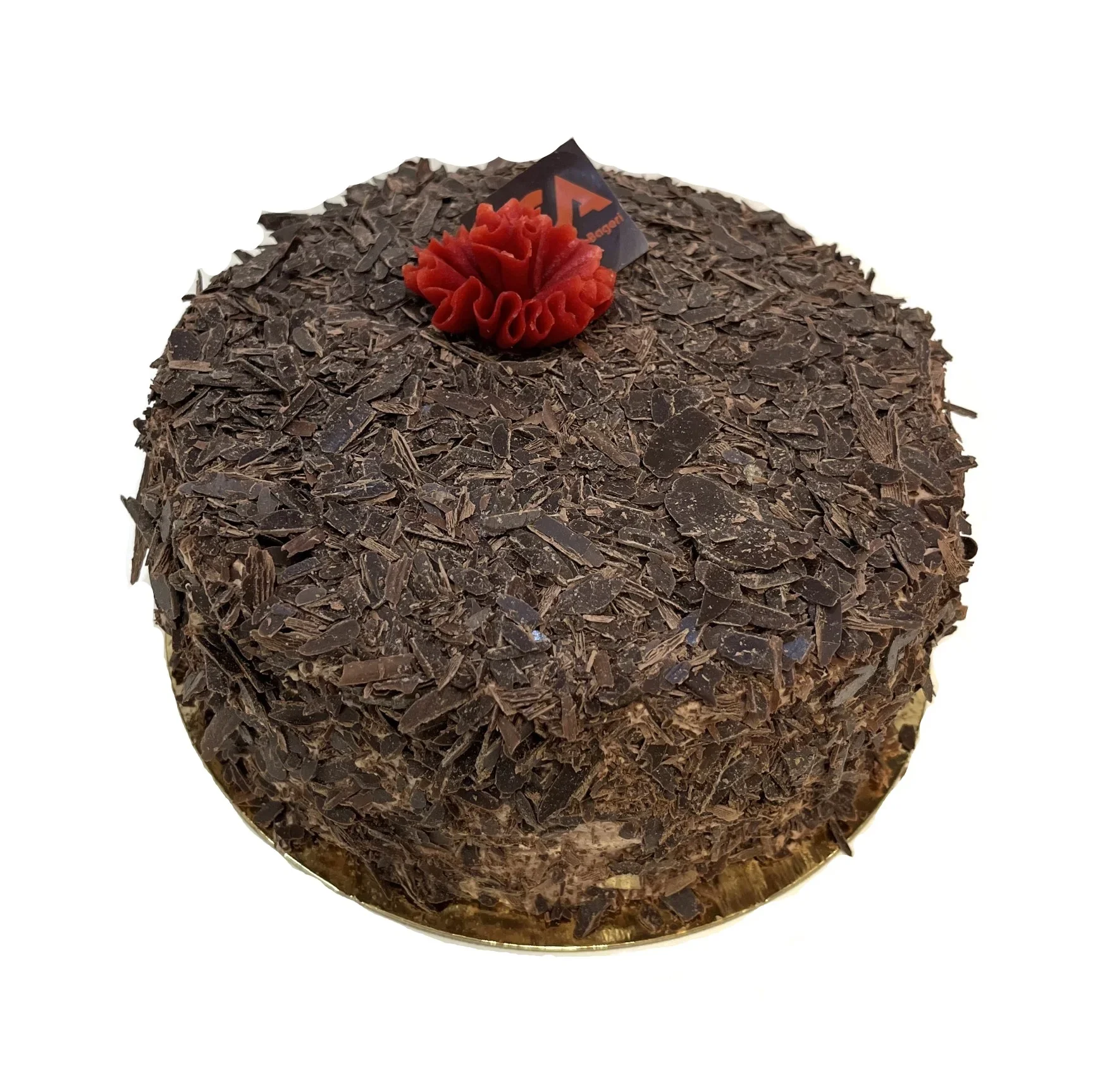 En chokladdröm med chokladbottnar, vaniljkräm och chokladgrädde. Täckt med chokladspån och dekorerad med en marsipanros.