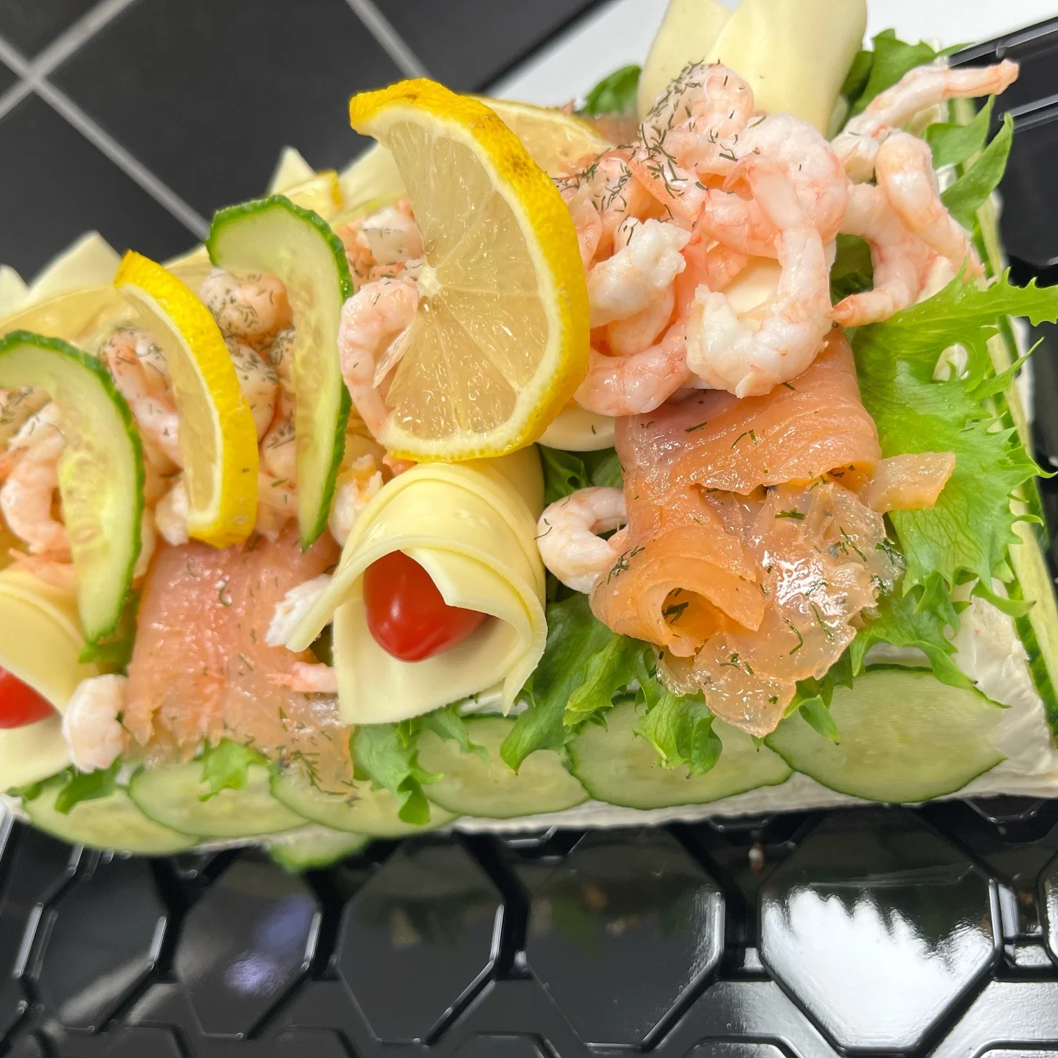 En lyxvariant med skagenröra, varmrökt laxröra och äggröra. Toppad med ost, gravad lax, ägg och räkor.