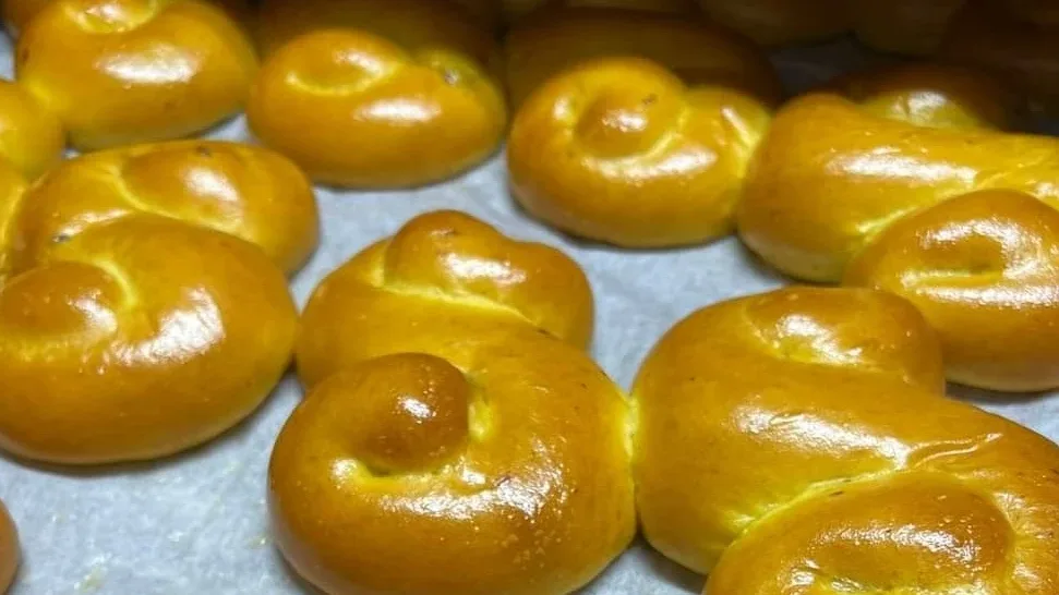 En plåt med nybakade lussekatter