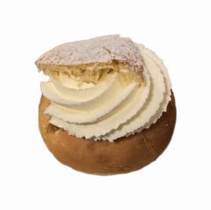 Semla med vaniljkräm tillverkad av våra maxi bagare.