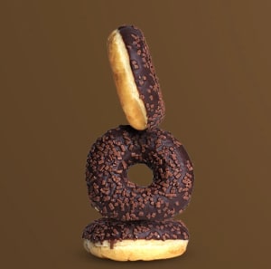 3 chokladdonuts i en stapel på varandra