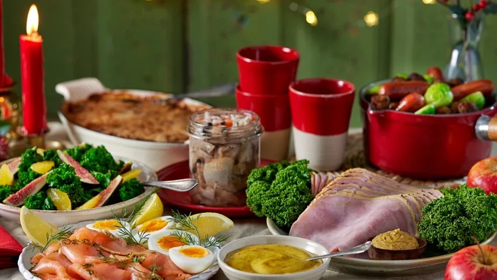 bilden visar ett klassiskt julbord