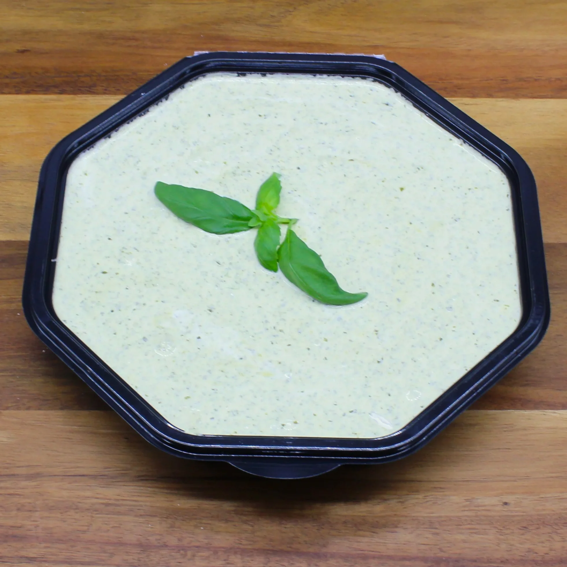 Krämig pestosås gjord på creme fraiche