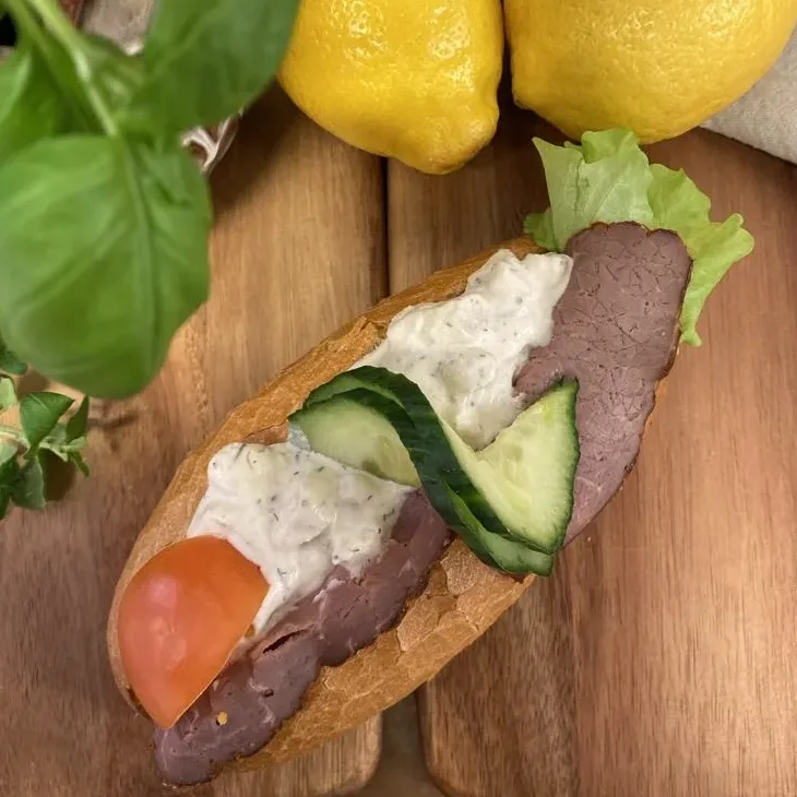 Baguette med rostbiff och potatissallad