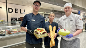 Trevlig personal håller upp god mat som passar till sommarfirandet.