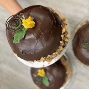 Tårta fylld med päronsmaker och marsipan.