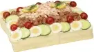 Smörgåstårta med lax och räkor från lokal leverantör.