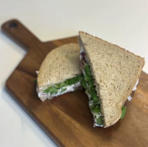 Skinksandwich med skinkröra och sallad