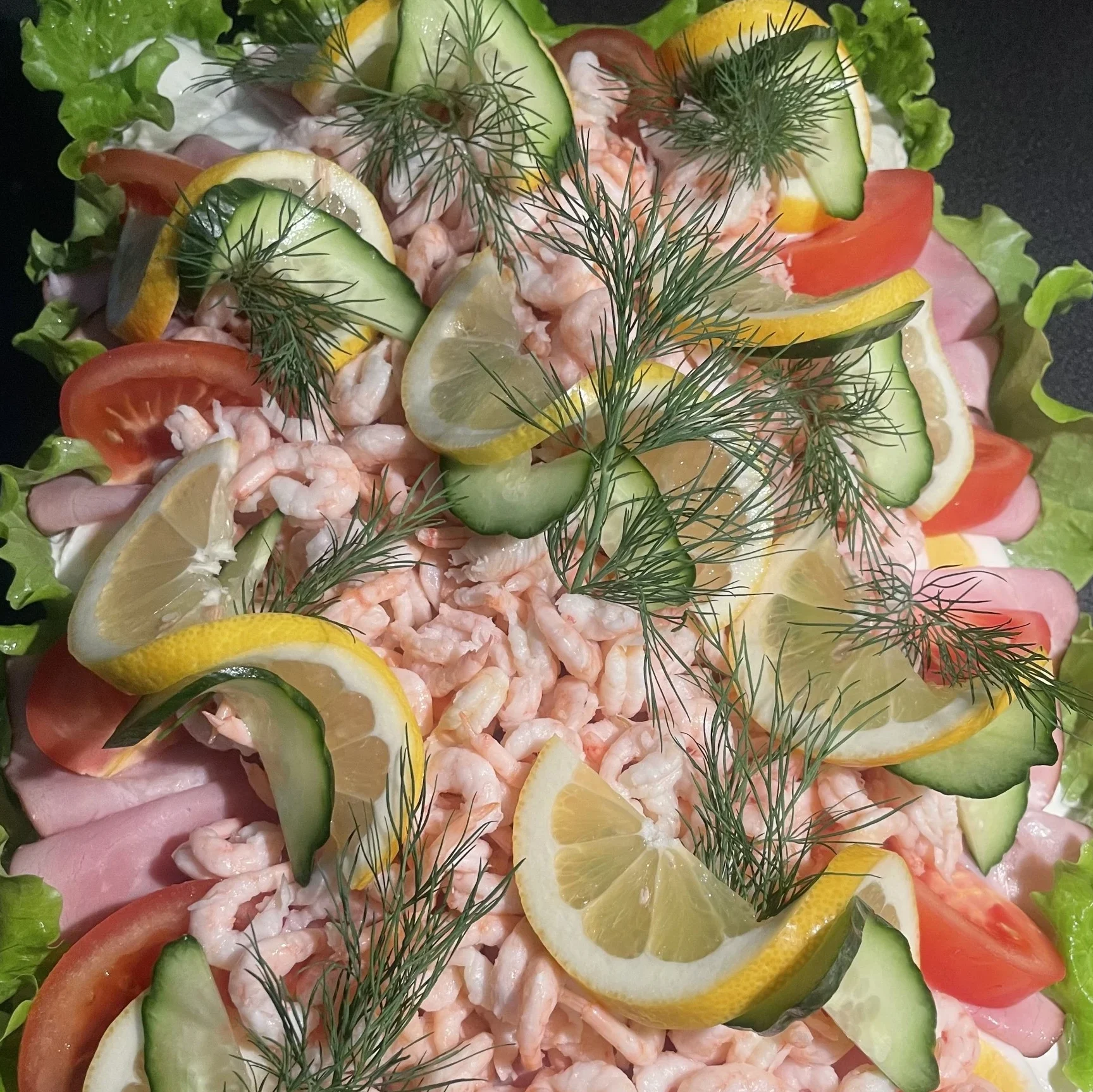 Smörgåstårta deluxe 10-bitar. Klassisk smörgåstårta fylld med räksallad, leverpastej och bostongurka. Toppat med ägg, skinka, räkor och grönsaker!