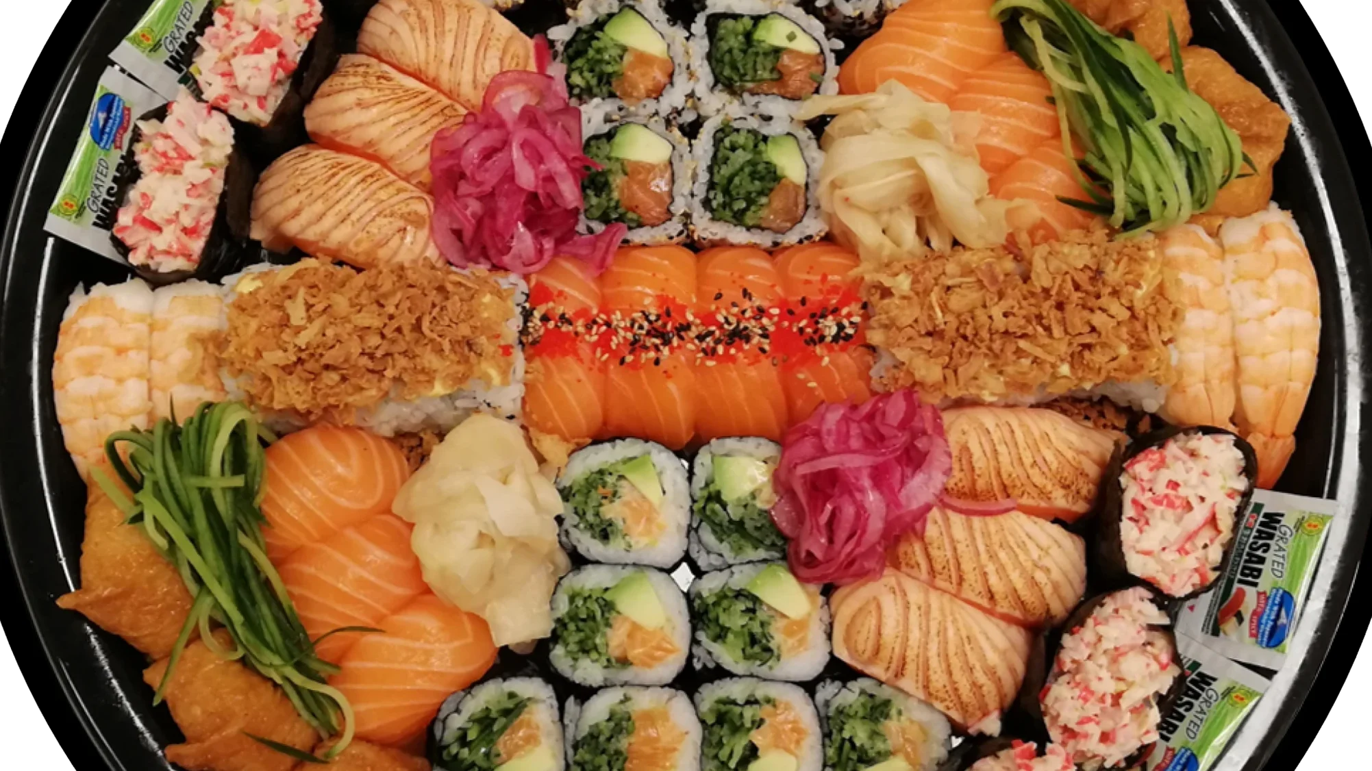 Mega 60 bitar med wasabi, soja, picklad rödlök, ingefära.
