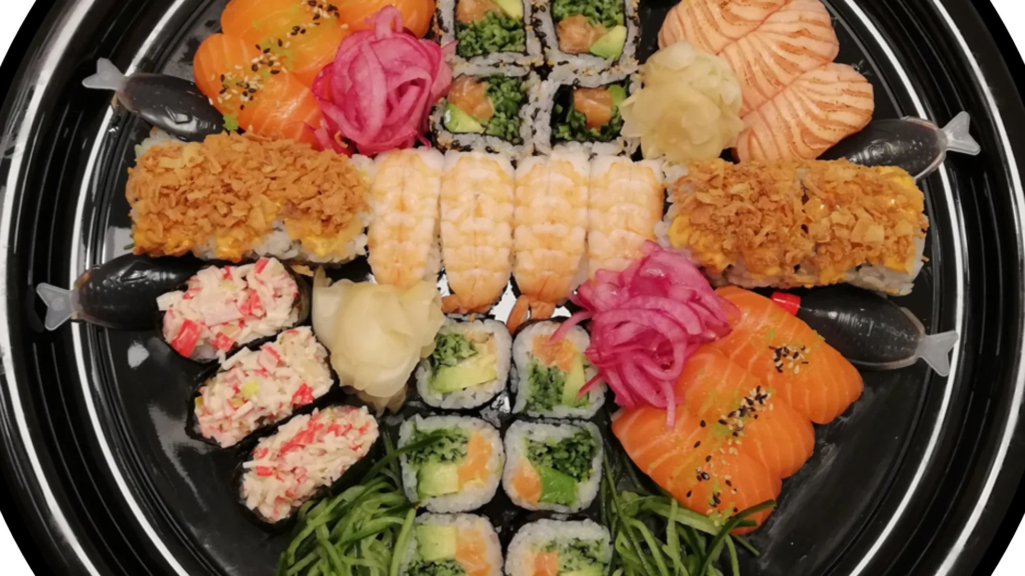 Nobel 40 bitar sushi med soja, wasabi och picklad lök.