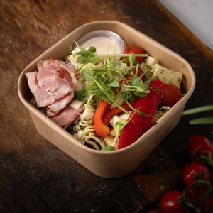 Sallad med ost och Flygfyrens egna rökta skinka