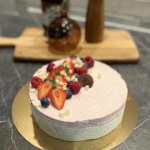 Krämig moussetårta med jordgubb och vanilj